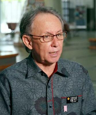 報道陣の取材に応じる沖縄県の玉城デニー知事=19日午後、沖縄県庁