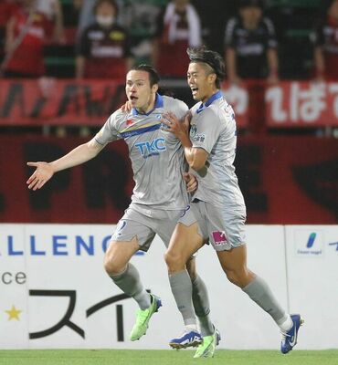 前節の金沢戦。前半10分、栃木ＳＣのＦＷ宮崎（左）が先制点を決め駆け出す＝石川県西部緑地公園陸上競技場
