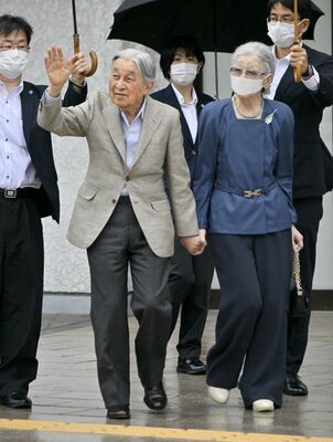 東武日光駅に到着され、市民の歓迎に手を振って応える上皇ご夫妻＝28日午後０時20分、日光市松原町