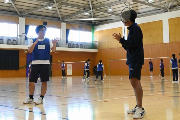 試合中、指を使って点数を確認しあう聾学校の生徒(右)と宇都宮中央高の生徒=10月下旬、宇都宮市若草2丁目