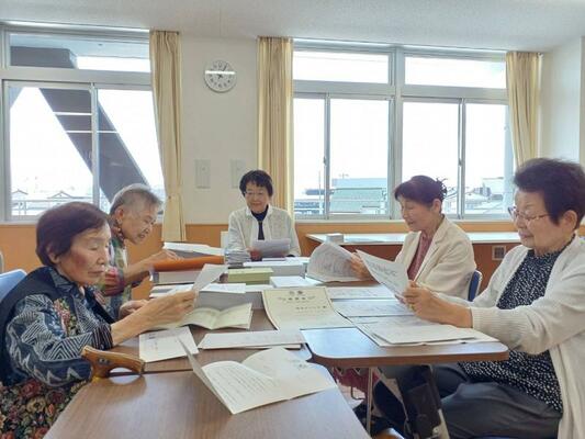 会報の発送作業を行う栃木ひいらぎのメンバーたち。３０年の活動に幕を閉じた