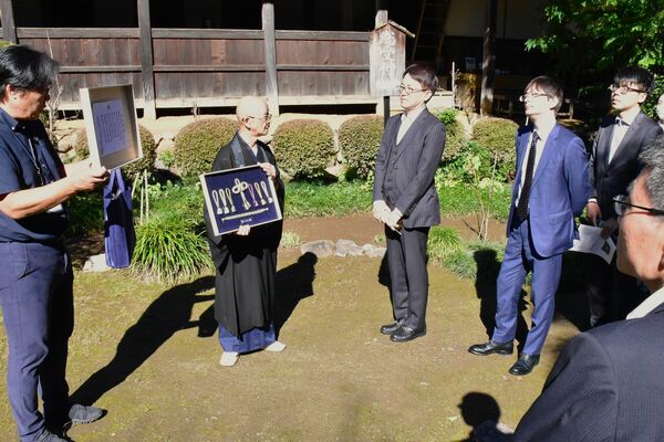 大雄寺で大関組紐の説明を受ける羽生会長（左から３人目）ら