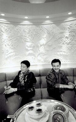 売野さん（右）と、憧れだった映画・音楽評論家の今野雄二さん。作詞家としてのペンネーム「麻生麗二」は、今野さんの名前の１文字を取った