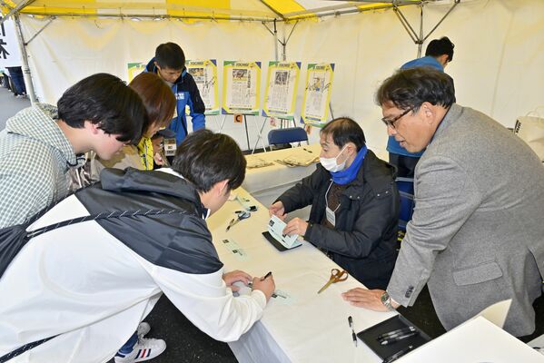 多くの来場者でにぎわった下野新聞社のブース