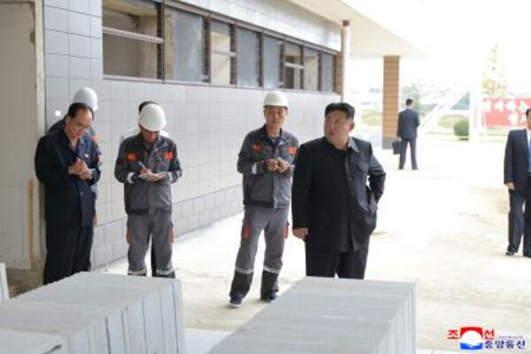 　病院の建設現場を視察する北朝鮮の金正恩朝鮮労働党総書記（手前右端）＝８日、北朝鮮北西部亀城（朝鮮中央通信＝共同）