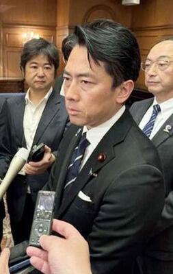 　記者団の取材に応じる小泉防衛相＝２０日午後、横浜市