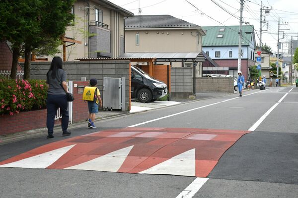 通学路に設置された仮設ハンプ