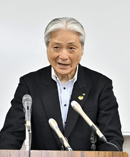 記者会見で6選出馬を表明する福田知事=21日午後8時15分、宇都宮市駒生1丁目