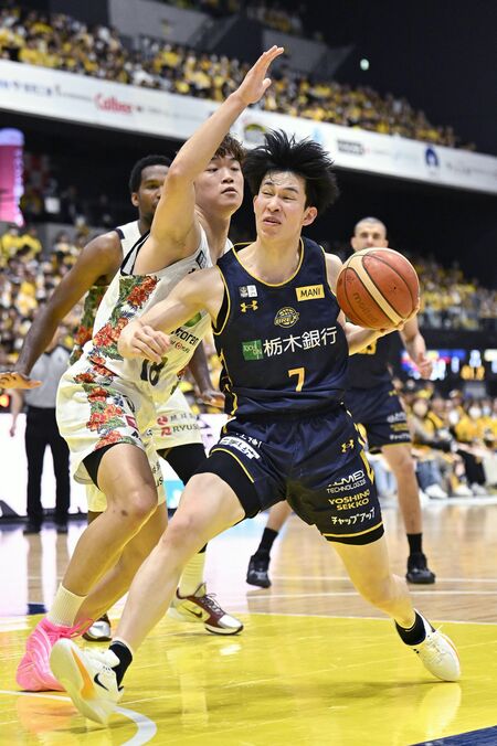 第３クオーター９分、ブレックスの小川（右）が琉球の脇（白鴎大出身）とゴール下で競り合う＝日環アリーナ栃木、森田大地撮影