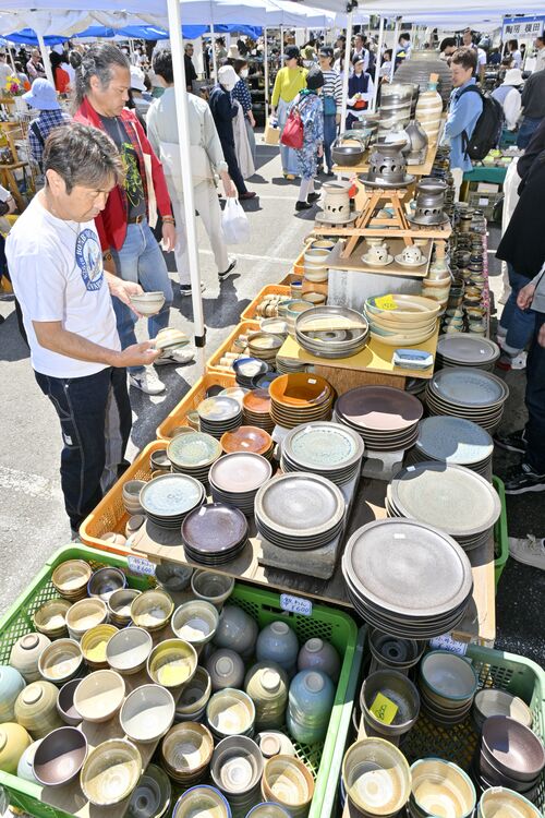 ずらりと並んだ陶器を品定めする来場者＝29日午前、益子町益子