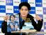　サプライズで用意された誕生日ケーキを前に、写真集を手にする中島裕翔＝５日、東京都千代田区