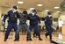 警察官に取り押さえられる犯人役