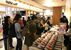 特別価格で販売されたイチゴを買い求める来店客ら＝17日午前、東京都墨田区