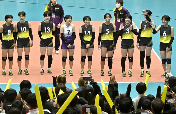 初戦突破し、応援団にあいさつする国学栃木の選手たち=5日午後1時10分、東京体育館、森田大地撮影
