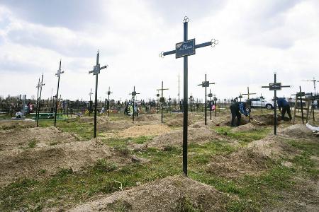 身元不明の遺体が埋葬されているウクライナ・ブチャの墓地=3月