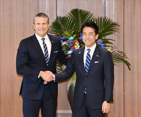 会談前に握手する小泉防衛相(右)とヘグセス米国防長官=29日午前、防衛省(代表撮影)