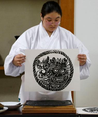 漆黒の鬼の軸受け　黒漆が塗布された鬼 掛け軸　ノミでザクザク彫られた鬼 節分前に「鬼面札」作り 厄除け、和歌山・那智勝浦｜全国のニュース