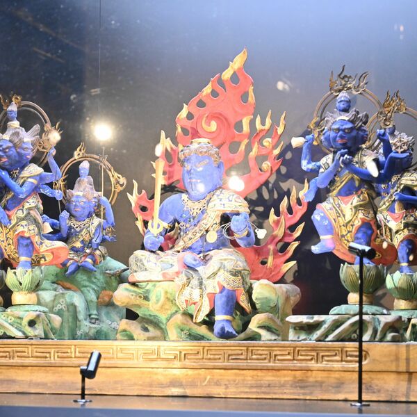 青白磁の笑顔の大仏像 SNSで話題の巨大大仏、赤く“点滅”するサングラスをかけているって