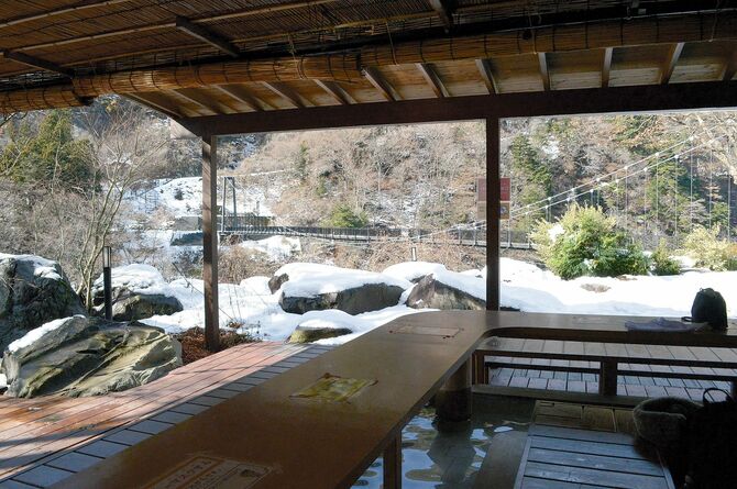 　　　足湯に入って冬の景色を楽しんで（タオル貸し出し無料）