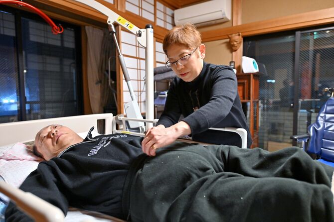 「自分が元気なうちは自宅で介護を続けたい」と思っている＝５日午後９時50分、宇都宮市伝馬町、河野光吉撮影