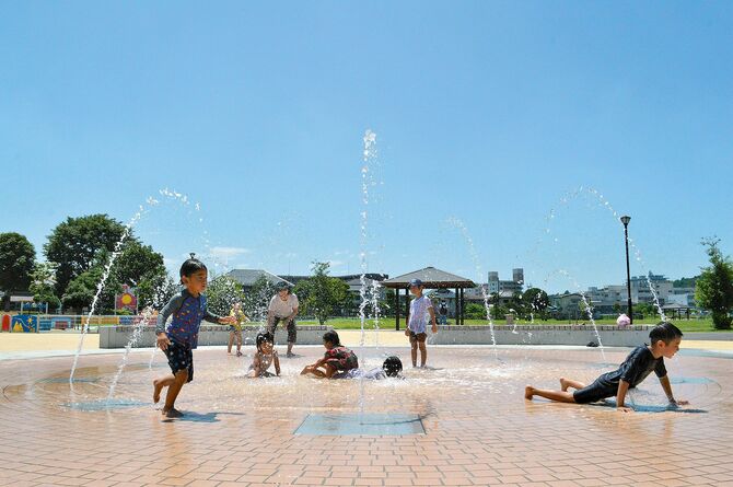 噴水の水を浴びたり、寝っ転がったり。歓声が響きます