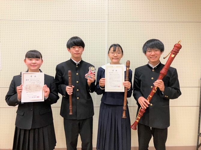 第４３回「全日本リコーダーコンテスト高校生・重奏の部」で最高賞となる「花村賞」を獲得した４人。左から大竹 美由紀（おおたけ・みゆき）さん、板橋 瞳（いたばし・ひとみ）さん、菅 万結子（すが・まゆこ）さん、姜 映在（かん・よんじぇ）さん