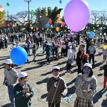 風船飛ばし150周年祝う　大田原小で全校児童が400個