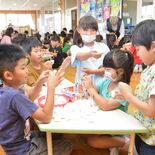 「最高の出来」小山で児童ら「収繭」作業　絹義務教育学校、地域の伝統学ぶ