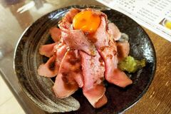 【グルメ探訪】肉に合わせて焼き加減　本格ローストビーフ丼　洋食厨房 匠亭（栃木）