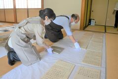 貴重な古書を虫干し　足利学校で風物詩「曝書」始まる