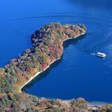 湖面の青に映える紅葉　奥日光の八丁出島で見頃ピークに