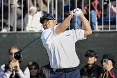 鈴木６５で首位に 松坂は途中棄権