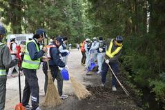 建設業者１５０人 杉並木で清掃活動