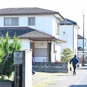 殺人容疑で夫を逮捕　足利の女性死亡事件　刃物で首など切った疑い