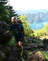 日本三百名山登頂を果たした金田さん。軽快な歩調で男体山の岩場を進んでいった＝１１日午前、男体山