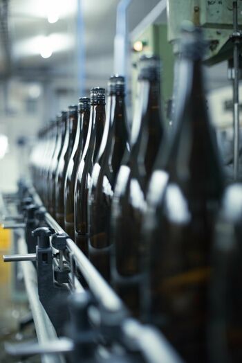上槽した酒を熟成するために瓶詰する工程