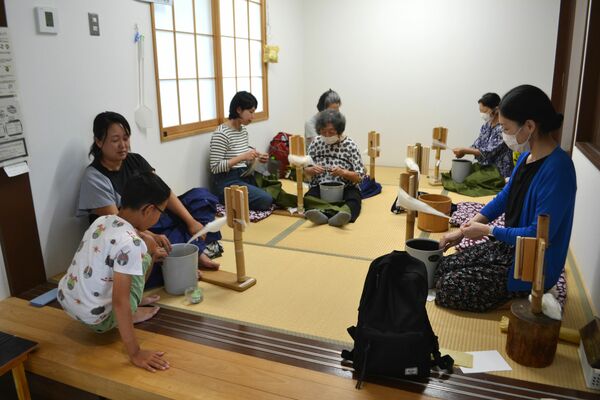 手つむぎ糸の製作技法を学んだ体験会