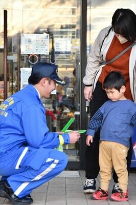 大田原署は東武宇都宮百貨店大田原店で、反射材の着用を呼びかける広報活動を行った