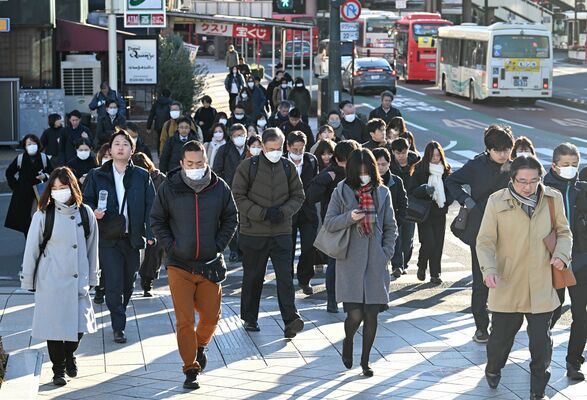 厚着をして行き交う人たち＝５日午前７時55分、宇都宮市駅前通り１丁目