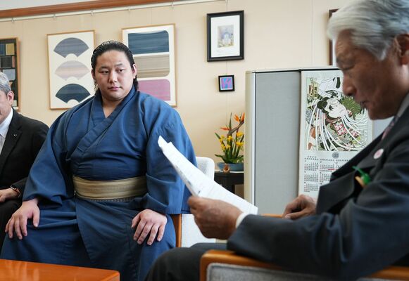 福田富一知事（右）を表敬訪問した新十両の三田＝23日午後、県庁