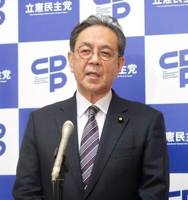 　国会内で取材に応じる立憲民主党の水岡俊一代表＝２０日午後