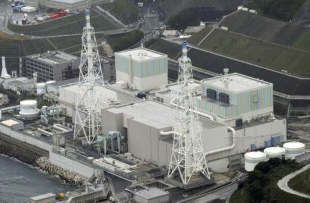中国電力島根原発2号機(手前)。奥は1号機=2024年11月、松江市