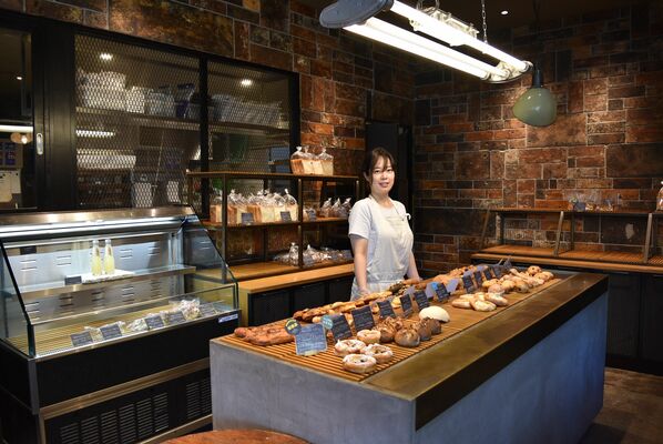 レストランも併設する店内