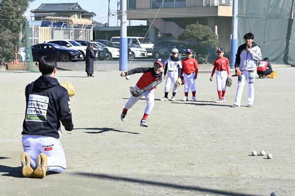栃木ＧＢ選手の指導を受ける小学生ら
