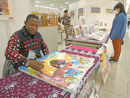ペイントの実演も行われている現代アート展