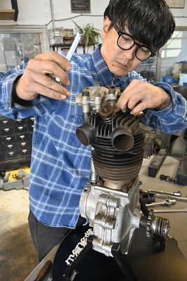 工具を手にして解体を進める澤村さん