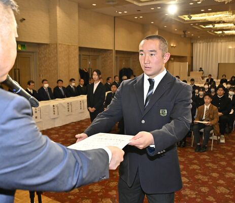県高校スポーツ優秀選手賞の表彰状を受け取るラグビー国学栃木の福田恒主将＝宇都宮市内