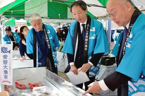 福島応援物産フェアに駆けつけた福田知事（右から３人目）ら