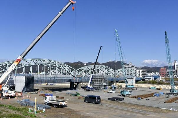 架け替え工事が進む中橋
