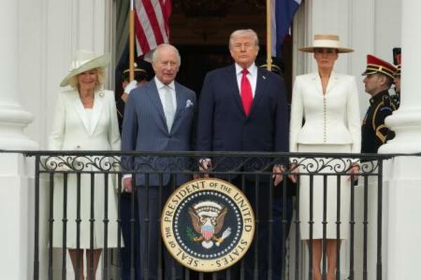 　米ホワイトハウスでバルコニーに立つ（左から）カミラ英王妃、チャールズ英国王、トランプ米大統領、妻メラニアさん＝２８日（ＡＰ＝共同）